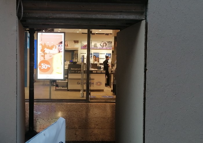 Il Mercato Europeo porta una marea di persone in centro, ma per molti negozi giornata fiacca