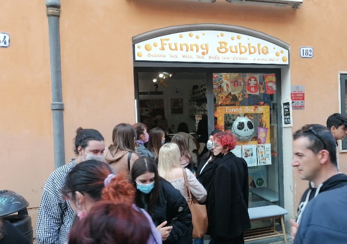 Il Mercato Europeo porta una marea di persone in centro, ma per molti negozi giornata fiacca