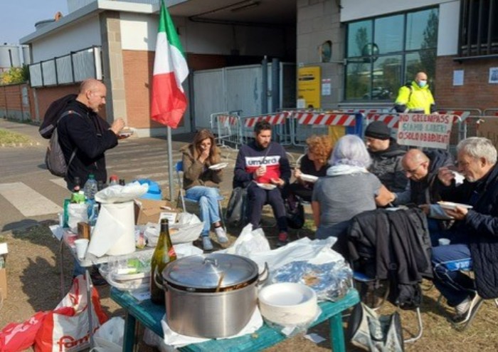 Presidio no green pass alla New Holland: pranzo coi modenesi