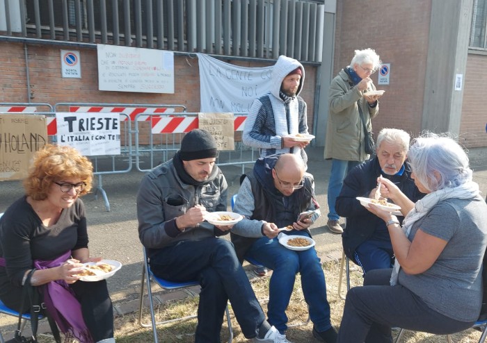 Presidio no green pass alla New Holland: pranzo coi modenesi