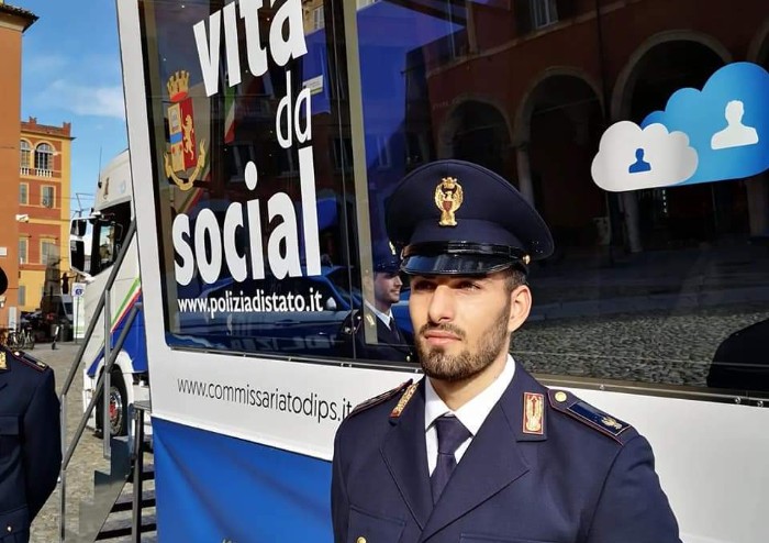 Una vita da social e tra gli amici i poliziotti