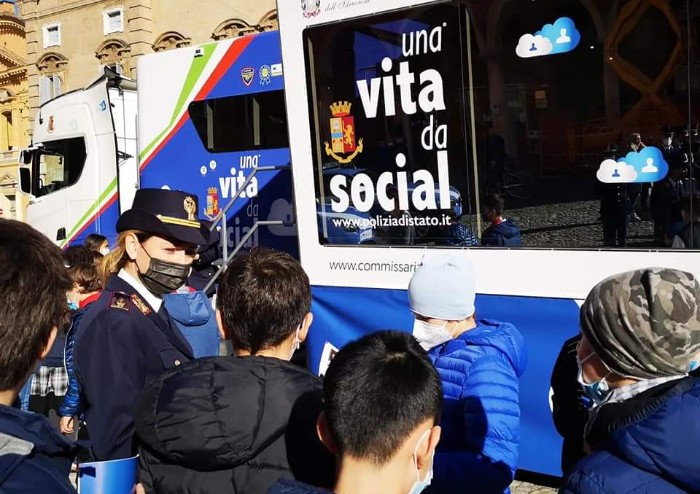 Una vita da social e tra gli amici i poliziotti