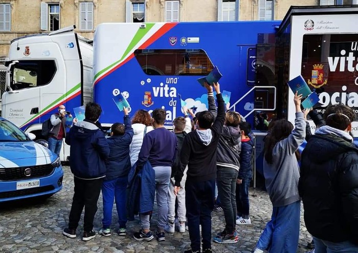 Una vita da social e tra gli amici i poliziotti