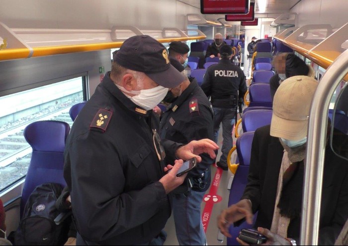 Super Green Pass, controlli a tappeto a Modena sui bus e nei bar
