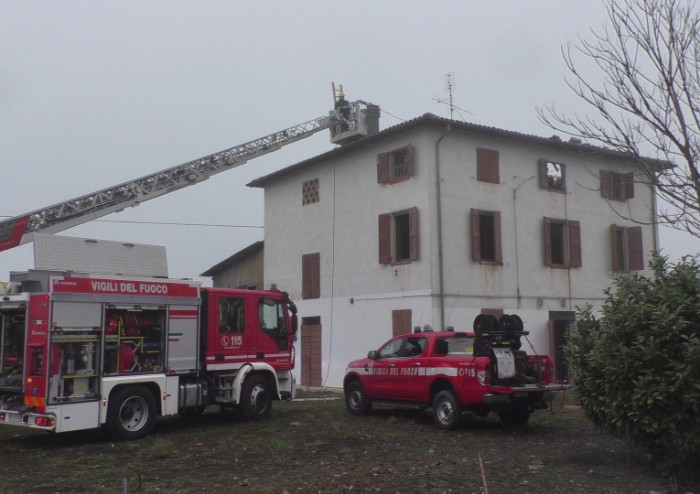 Ultraleggero si schianta su una casa disabitata a Bastiglia: muore il pilota