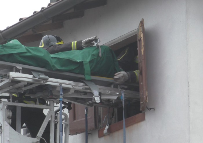 Ultraleggero si schianta su una casa disabitata a Bastiglia: muore il pilota