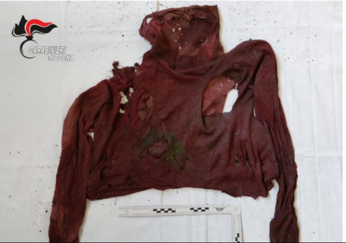 Ossa umane a Maranello, rinvenuti maglioni, reggiseno e orecchino