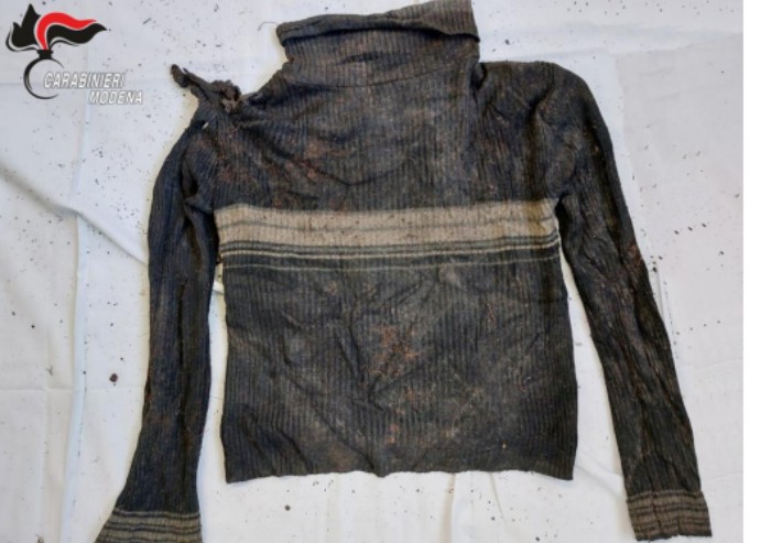 Ossa umane a Maranello, rinvenuti maglioni, reggiseno e orecchino