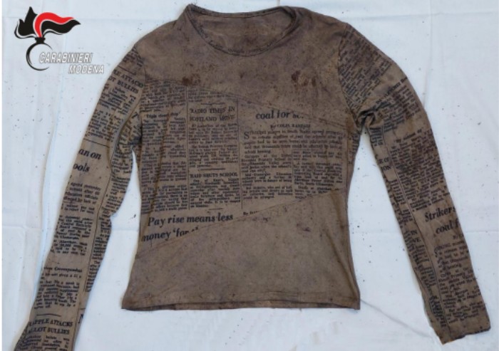 Ossa umane a Maranello, rinvenuti maglioni, reggiseno e orecchino