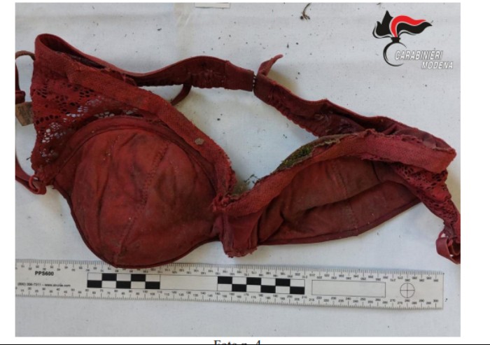 Ossa umane a Maranello, rinvenuti maglioni, reggiseno e orecchino
