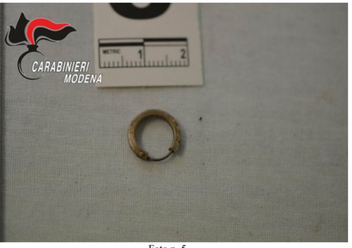 Ossa umane a Maranello, rinvenuti maglioni, reggiseno e orecchino