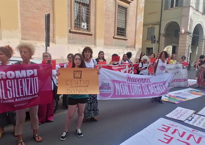 Violenza sulle donne, mobilitazione davanti al Tribunale di Modena