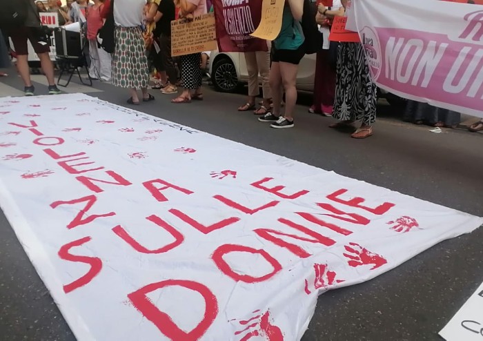 Violenza sulle donne, mobilitazione davanti al Tribunale di Modena