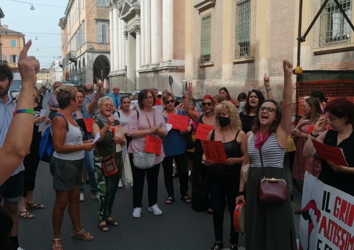 Violenza sulle donne, mobilitazione davanti al Tribunale di Modena