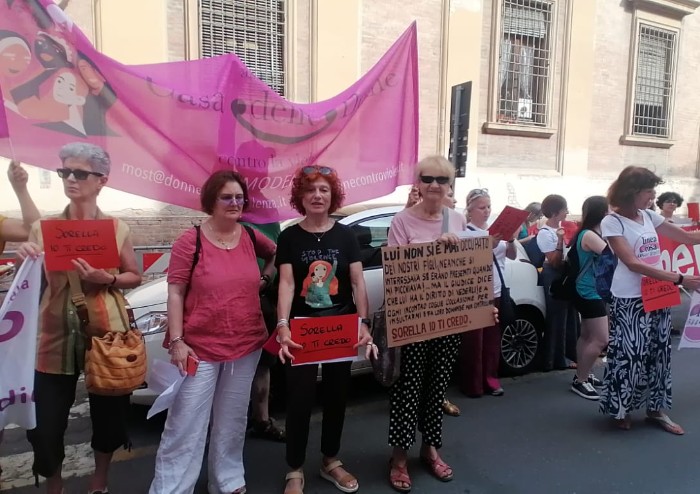 Violenza sulle donne, mobilitazione davanti al Tribunale di Modena