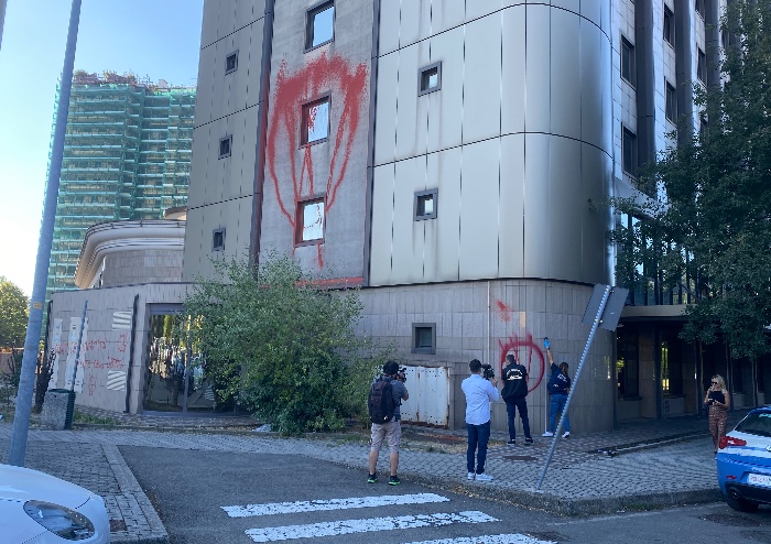 Modena, movimento no vax imbratta sede Agenzie delle Entrate