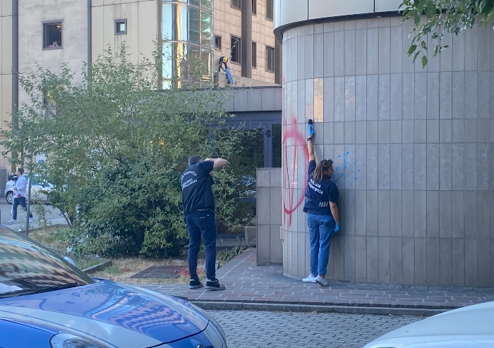 Modena, movimento no vax imbratta sede Agenzie delle Entrate