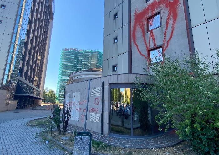 Modena, movimento no vax imbratta sede Agenzie delle Entrate