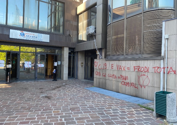 Modena, movimento no vax imbratta sede Agenzie delle Entrate