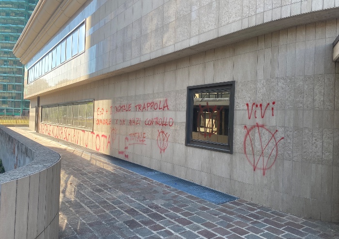 Modena, movimento no vax imbratta sede Agenzie delle Entrate