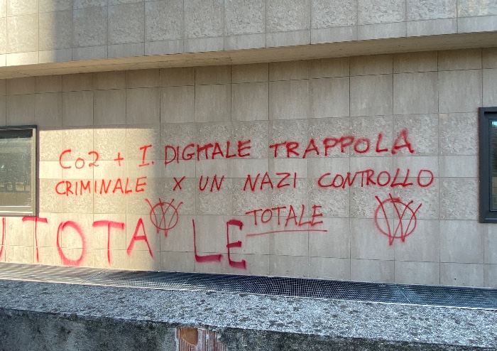 Modena, movimento no vax imbratta sede Agenzie delle Entrate