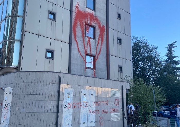 Modena, movimento no vax imbratta sede Agenzie delle Entrate