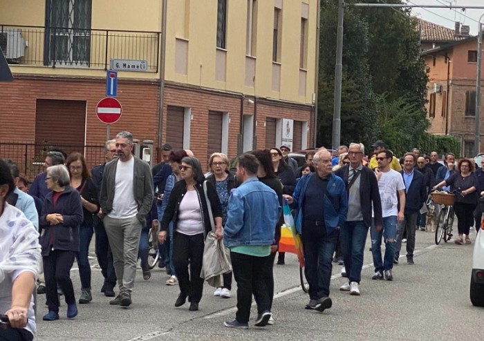 Modena, camminata per la Pace: con i 5 Stelle sfila pure segretario Pd