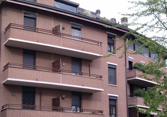 Modena, ladri smontano vetrata e si chiudono in casa: proprietari costretti a chiamare vigili del fuoco