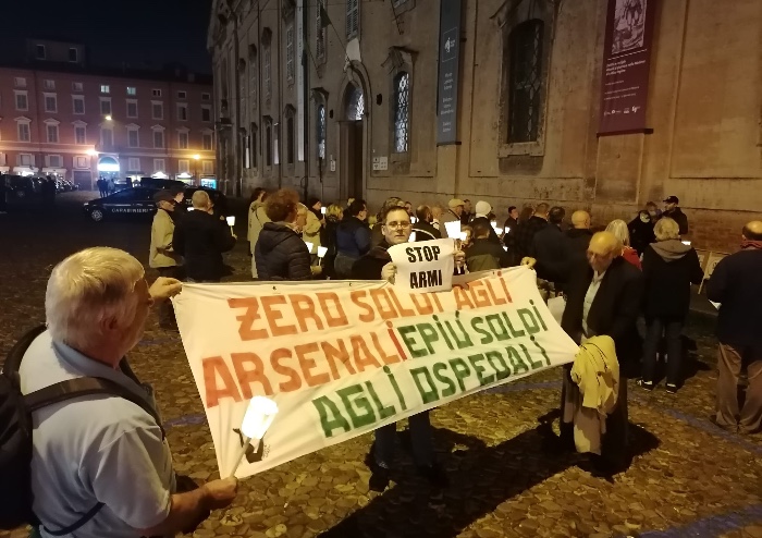 Modena, fiaccolata per la Pace e no alla Nato. Parroco cita Wojtyla