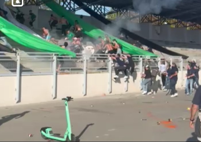 Al Novi Sad scontri surreali tra tifosi del Modena e del Casablanca