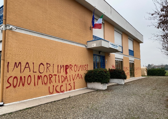 Modena, imbrattata scuola di polizia locale con gigantesche scritte no vax