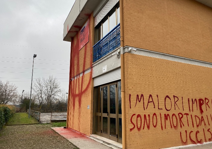 Modena, imbrattata scuola di polizia locale con gigantesche scritte no vax