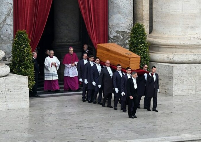 L'addio a Papa Benedetto XVI, Bergoglio: 'Che la tua gioia sia perfetta'