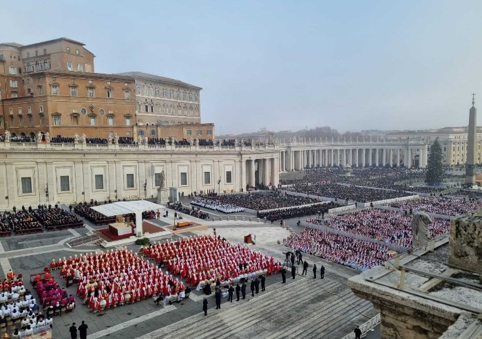 L'addio a Papa Benedetto XVI, Bergoglio: 'Che la tua gioia sia perfetta'