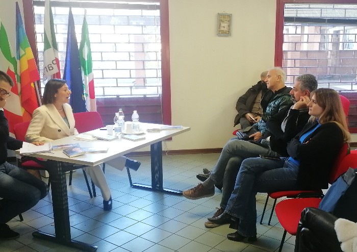 Primarie Pd, De Micheli a Modena: 'Partito lontano da lavoratori, giovani. Donne trattate come panda in riserva'