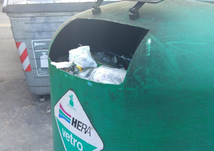 Caos rifiuti, immondizia indifferenziata pure nelle campane per vetro