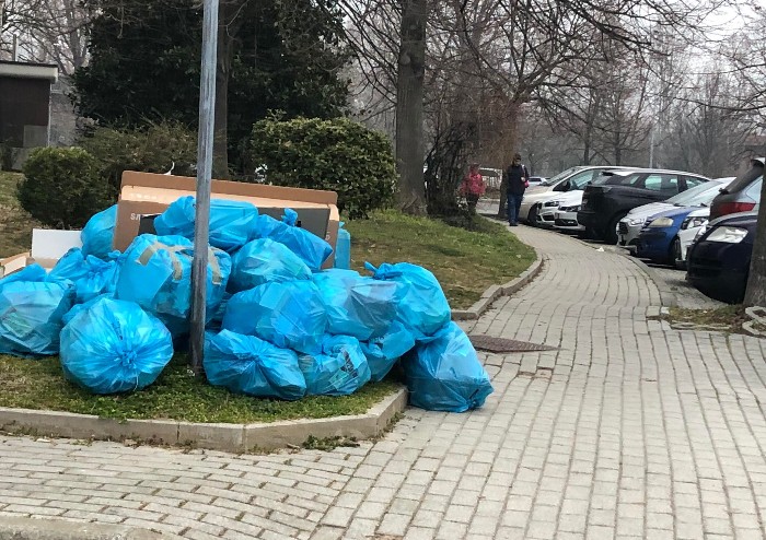 Modena, solo immondizia sotto il cielo di via delle Costellazioni