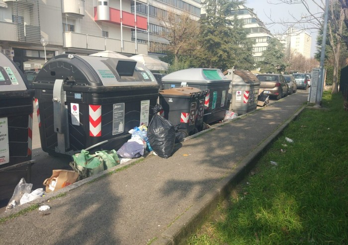Modena, via Salimbeni: immondizia abbandonata ovunque