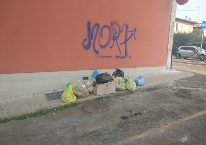 Modena, via Salimbeni: immondizia abbandonata ovunque