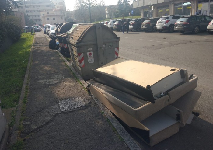 Modena, via Salimbeni: immondizia abbandonata ovunque