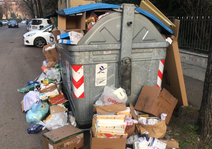 Modena, via Cavazzi: il porta a porta non c'è, il degrado sì