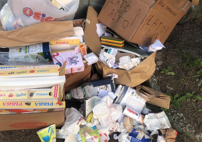 Modena, via Cavazzi: il porta a porta non c'è, il degrado sì