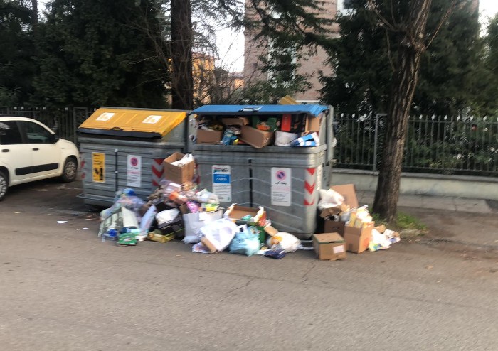Modena, via Cavazzi: il porta a porta non c'è, il degrado sì