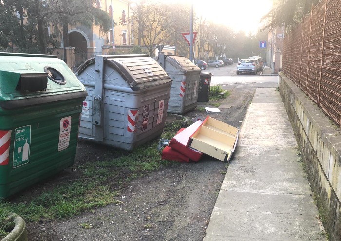 Modena, via Cavazzi: il porta a porta non c'è, il degrado sì