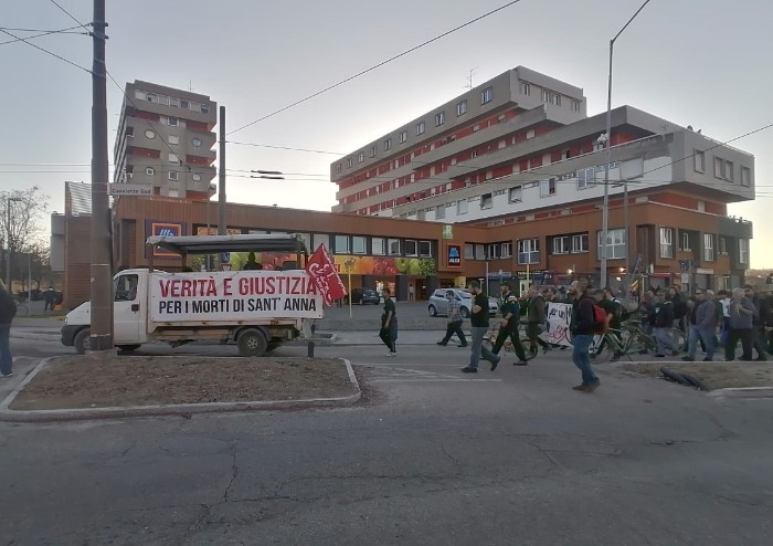 Modena, sfilano in 400: musica e corteo pacifico in una città blindata