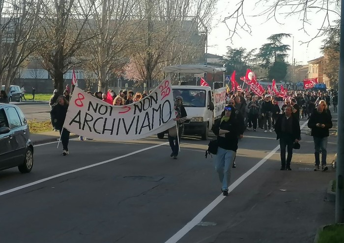 Modena, sfilano in 400: musica e corteo pacifico in una città blindata