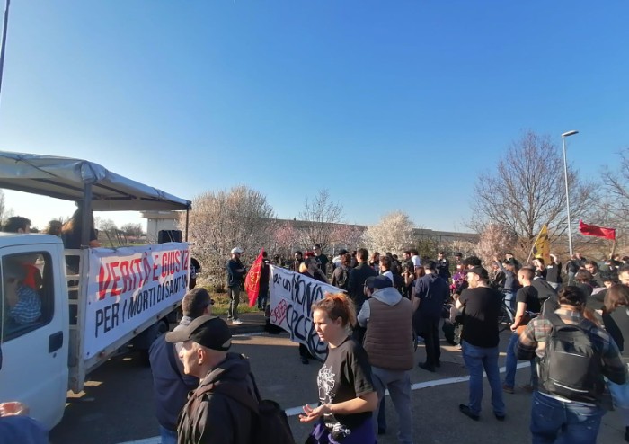 Modena, sfilano in 400: musica e corteo pacifico in una città blindata