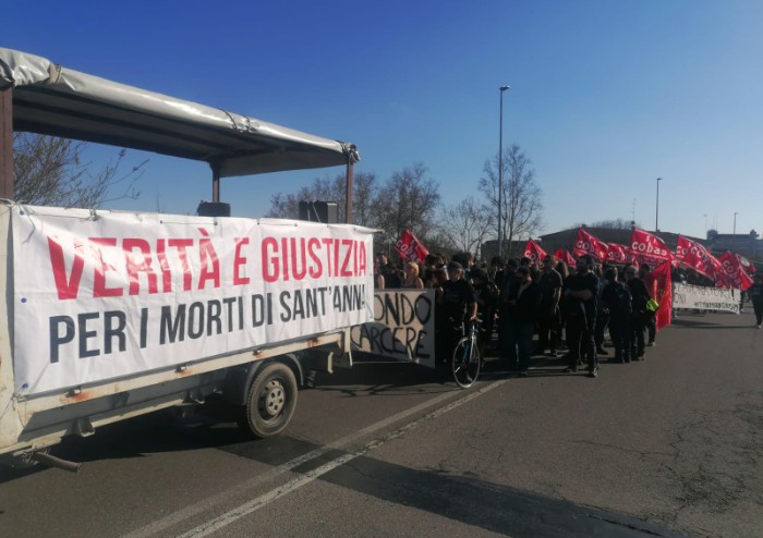 Modena, sfilano in 400: musica e corteo pacifico in una città blindata