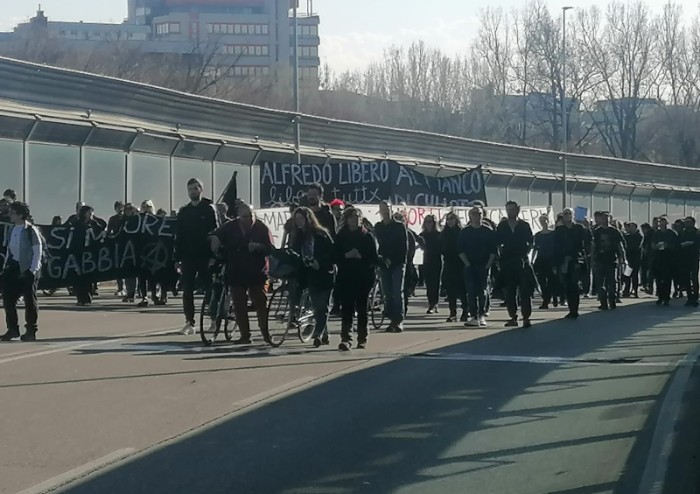 Modena, sfilano in 400: musica e corteo pacifico in una città blindata