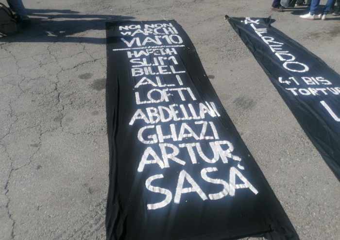 Modena, sfilano in 400: musica e corteo pacifico in una città blindata